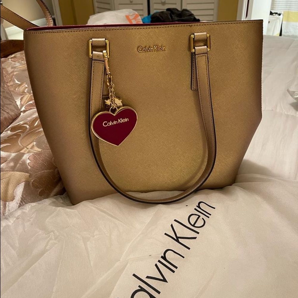 CALVIN KLEIN Gold purse. LIKE NEW!